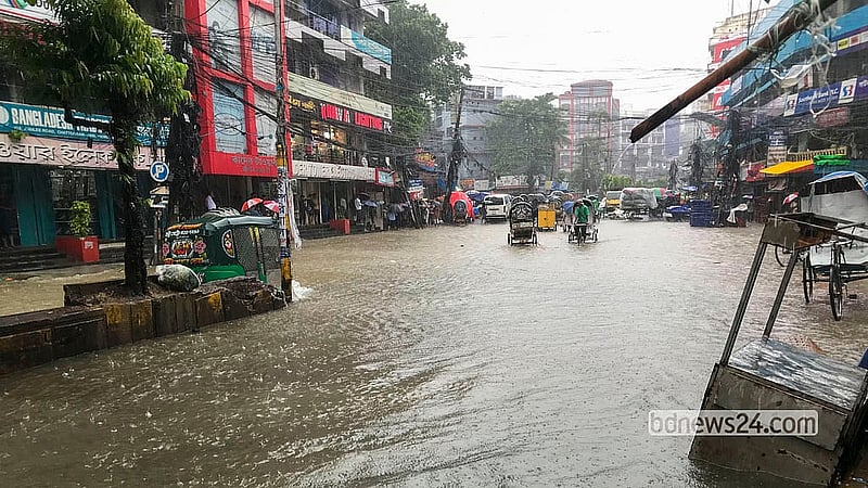 অতি বর্ষণে প্লাবিত চট্টগ্রামের তিন পুলের মাথা এলাকার বুধবার দুপুরের চিত্র
