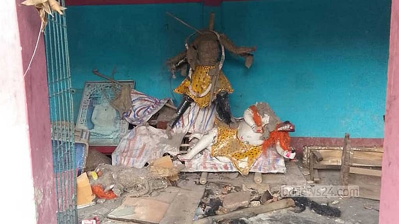হামলার সময় গড়কাটি গ্রামের পাশ্ববর্তী এলাকা বাদাঘাট বাজারের কালিমন্দিরে ভাঙচুর করা হয়। ছবিটি শুক্রবার দুপুরে তোলা। 