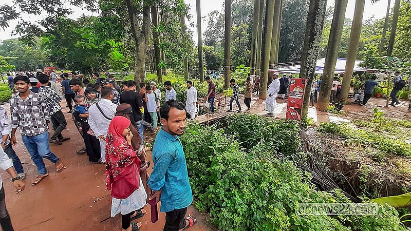 সোহরাওয়ার্দী উদ্যানে হঠাৎ বানানো নামাজের জায়গা দেখতে উৎসুক মানুষের ভিড়