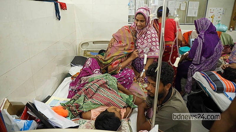 ডেঙ্গু আক্রান্ত শিশু আশেয়া আখতারের রক্তে প্লাটিলেটের মাত্রা কমে যাওয়ায় উদ্বিগ্ন মা-বাবা
