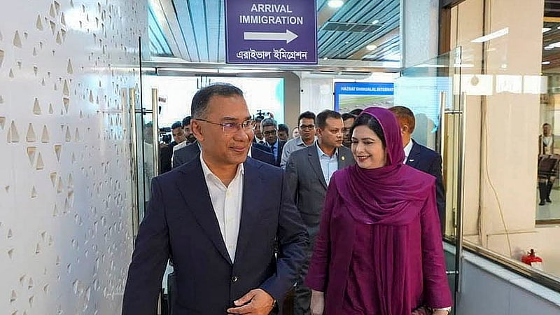 প্রধানমন্ত্রী হিসেবে প্রথম রাষ্ট্রীয় সফরে রোববার মালয়েশিয়ার উদ্দেশে ঢাকার শাহজালাল আন্তর্জাতিক বিমানবন্দর ত্যাগ করেন বিএনপি চেয়ারম্যান তারেক রহমান