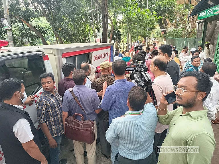 রাজধানীর ধানমন্ডির তাকওয়া মসজিদে নেওয়ার পর তোফায়েল আহমেদকে একনজর দেখতে ভিড় করেন অনেকে।
