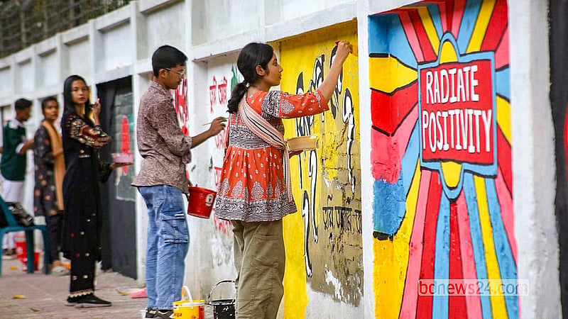 ঢাকা বিশ্ববিদ্যালয়ের চারুকলা অনুষদের শিক্ষার্থী ও শিল্পীরা জুলাই গ্রাফিতিতে রঙ-তুলির আঁচড়ে নতুন রূপ দিচ্ছেন