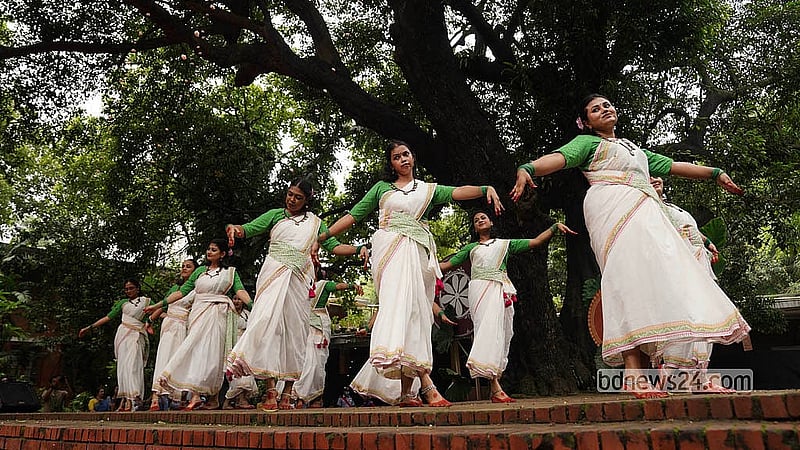ঢাকা বিশ্ববিদ্যালয়ের চারুকলা অনুষদের বকুলতলায় শুক্রবার সকালে নাচের ছন্দে ও তালে হয়ে গেল বর্ষাবরণ আয়োজন ‘ঘনঘটা ২’
