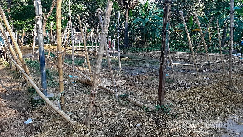 ঢাকার শাহজাহানপুর রেলওয়ে কলোনির অস্থায়ী পশুর হাটের অনেক স্থানে এখরো ময়লা-আর্বজনা জমে আছে