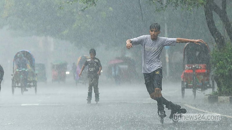 রাজধানীসহ দেশের বিভিন্ন এলাকায় বুধবার ঝরেছে মুষলধারে বৃষ্টি। ঢাকা বিশ্ববিদ্যালয় এলাকায় বৃষ্টির মধ্যে এক তরুণ স্কেটিংয়ে নেমে পড়েন