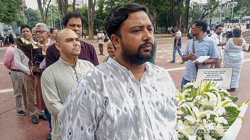 বরেণ্য চিত্রশিল্পী মুস্তাফা মনোয়ারকে মঙ্গলবার কেন্দ্রীয় শহীদ মিনারে শেষ শ্রদ্ধা জানান সর্বস্তরের মানুষ