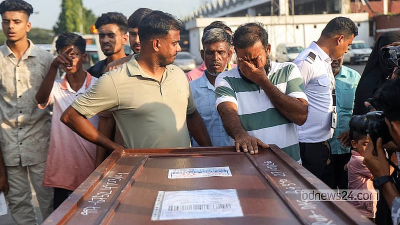সৌদি আরবের রিয়াদে একটি সোফা কারখানায় অগ্নিকাণ্ডে নিহত প্রিয়জনের লাশ নিতে বিমানবন্দরে এসে কান্নায় ভেঙে পড়েন এক স্বজন