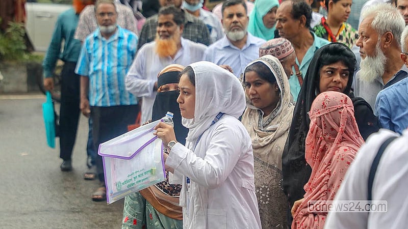 এইচএসসি পরীক্ষা শুরুর আগে মতিঝিল টিঅ্যান্ডটি কলেজ কেন্দ্রে প্রবেশের আগে পানি পান করছেন এক পরীক্ষার্থী