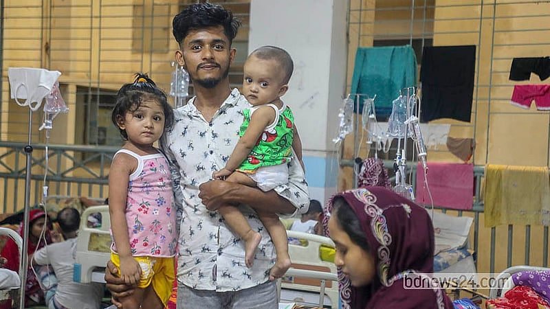 হাম নিয়ে রাজধানীর মুগদা মেডিকেল কলেজ হাসপাতালে ভর্তি ছিল শনির আখড়ার দুই শিশু আয়শা ও আমেনা। এখন তারা সুস্থ। শনিবার তাদের হাসপাতাল ছাড়তে দেখা যায়