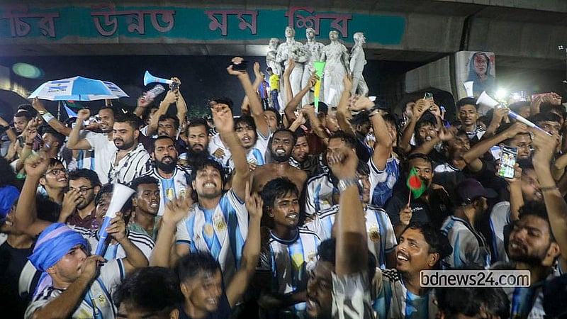মিশরের বিপক্ষে বিশ্বকাপের শেষ ষোলোর শ্বাসরুদ্ধকর ম্যাচে মঙ্গলবার রাতে ৩-২ গোলে আর্জেন্টিনার জয়ের পর ঢাকা বিশ্ববিদ্যালয়ের রাজু ভাস্কর্যের সামনে উল্লাসে ফেটে পড়েন মেসি ভক্তরা