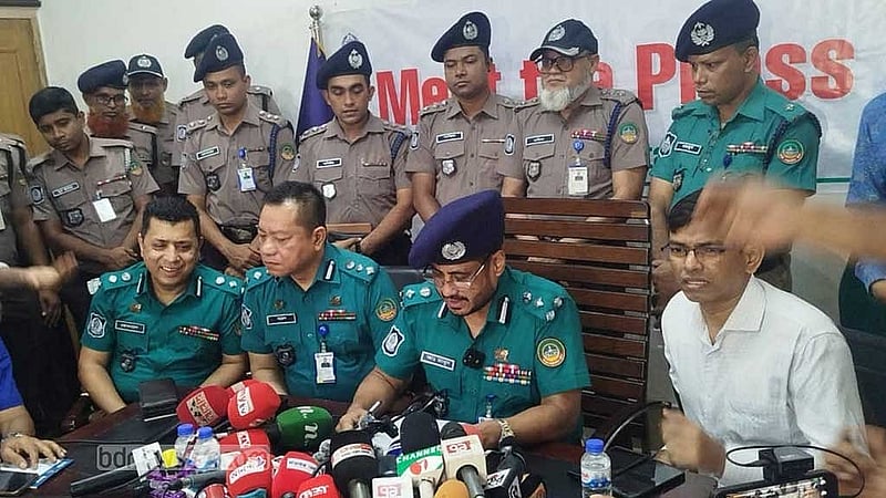 রংপুরে গণপতি পরিবার হত্যার ঘটনায় মহানগর পুলিশের কার্যালয়ে সংবাদ সম্মেলন করেন পুলিশ কমিশনার মোহাম্মদ আবদুল মাবুদ।