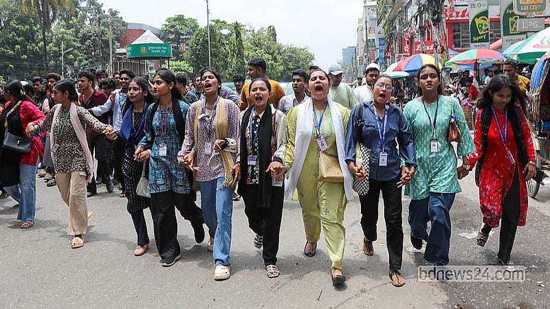 ঢাকার সায়েন্স ল্যাব মোড় অবরোধের একপর্যায়ে শিক্ষা বোর্ডের উদ্দেশে রওনা হন আন্দোলনকারীরা