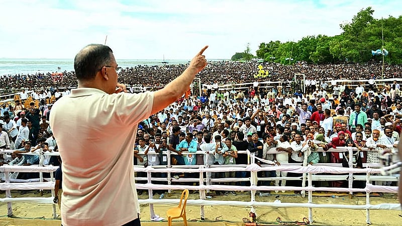 চট্টগ্রামের বাঁশখালী উপজেলার বাহারছড়া সমুদ্রসৈকতে রোববার বন্যায় ক্ষতিগ্রস্তদের পুনর্বাসন সহায়তা অনুষ্ঠানে যোগ দেন প্রধানমন্ত্রী তারেক রহমান