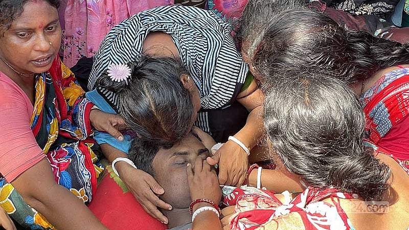 ফেরদৌস স্টিল শিপ ব্রেকিং ইয়ার্ডে গ্যাসের বিষক্রিয়ায় নিহত শ্রমিকের স্বজনদের আহাজারি। 