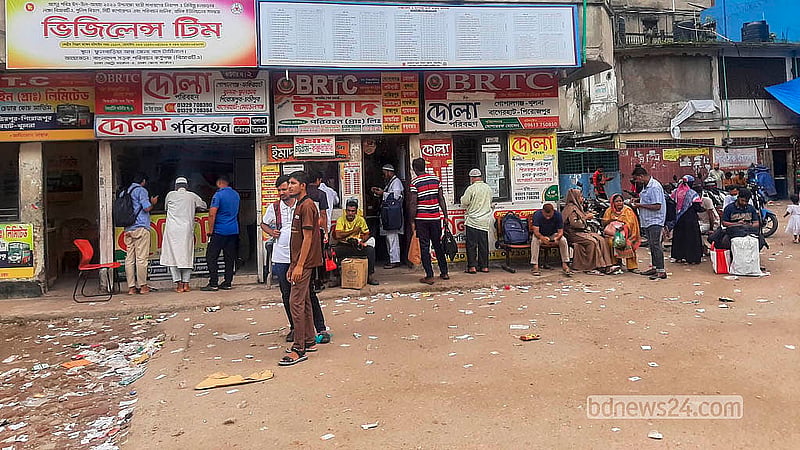 ফুলবাড়িয়া টার্মিনালে বাস না থাকলেও দক্ষিণাঞ্চলের বিভিন্ন রুটের বাস কাউন্টার রয়েছে খোলা। যাত্রীরাও আসছেন, টিকেটও কাটছেন