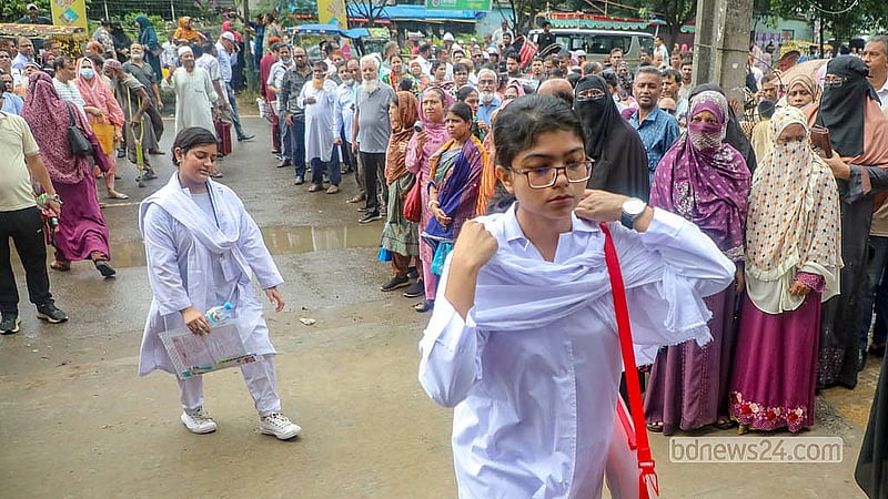 এইচএসসি পরীক্ষার প্রথম দিন বৃহস্পতিবার মতিঝিল টিঅ্যান্ডটি কলেজ কেন্দ্রে প্রবেশ করছেন পরীক্ষার্থীরা