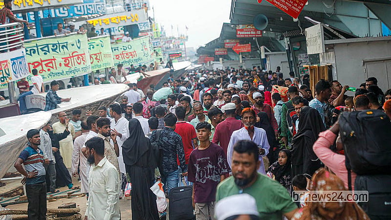 ঈদের পরদিন শুক্রবার ঢাকার সদরঘাট লঞ্চ টার্মিনালে ঘরমুখো মানুষের ভিড়