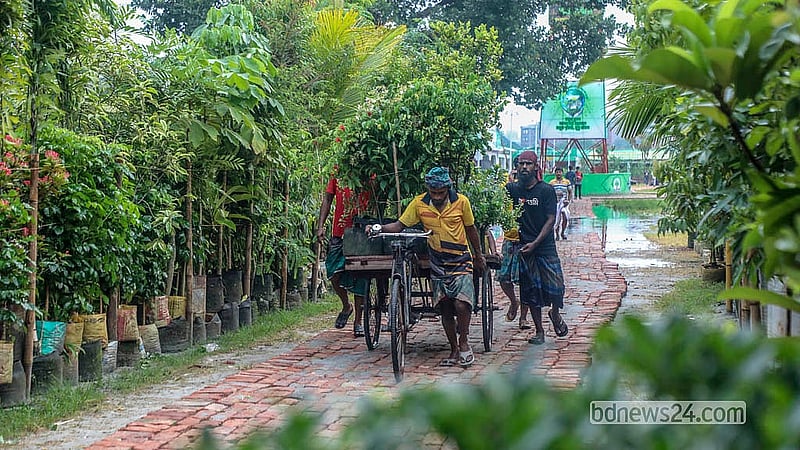 ঢাকার আগারগাঁও মাঠে বৃহস্পতিবার শুরু হয়েছে জাতীয় বৃক্ষমেলা। এতে দেশের বিভিন্ন প্রান্ত থেকে নানা জাতের বৃক্ষ নিয়ে হাজির হয়েছেন নার্সারি মালিকরা