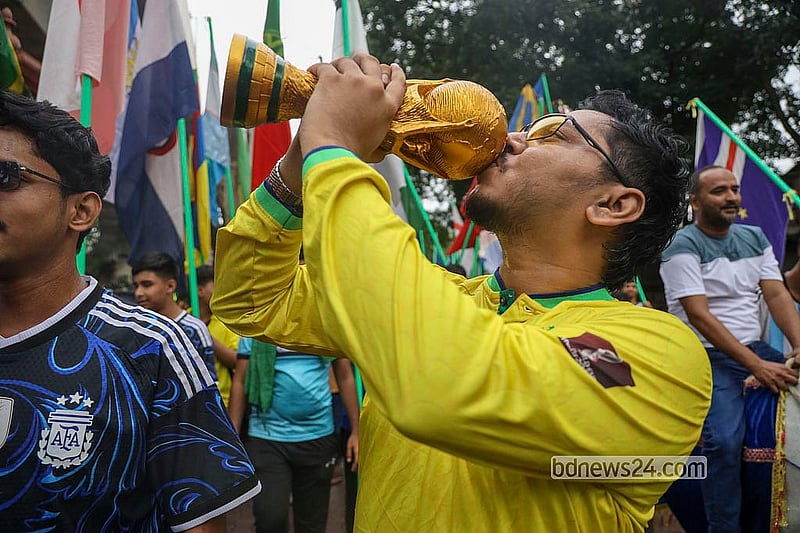 কিশলয় যুব সংঘের পতাকা শোভাযাত্রায় বিশ্বকাপ ট্রফির রেপ্লিকা হাতে ব্রাজিল সমর্থক