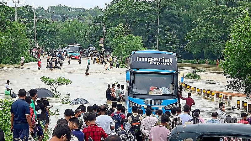 বৃহস্পতিবার সকালে বান্দরবানের প্রবেশমুখ চট্টগ্রামের সাতকানিয়া বাজালিয়া এলাকার পরিস্থিতি।