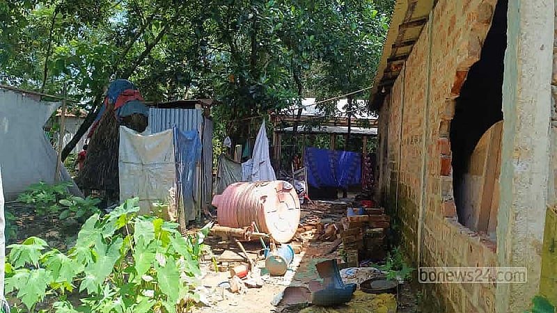 গড়কাটি গ্রামে হামলার শিকার নিখিল রায়ের বাড়িতে ভাঙচুরের চিহ্ন। 