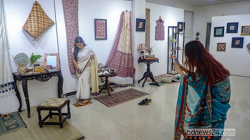 শীতলপাটির প্রদর্শনী দেখতে পণ্যর সঙ্গে