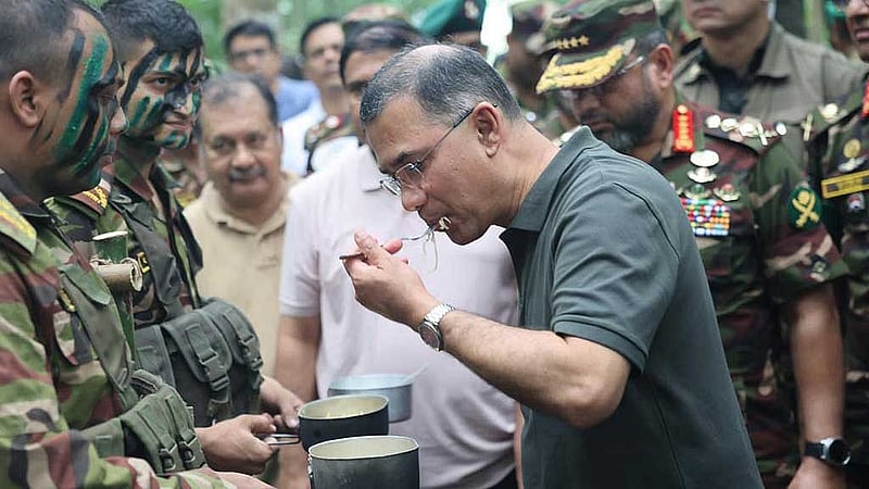 মহড়ায় সেনাসদস্যদের সঙ্গে দুপুরের খাবারও খান প্রধানমন্ত্রী। ছবি: পিএমও
