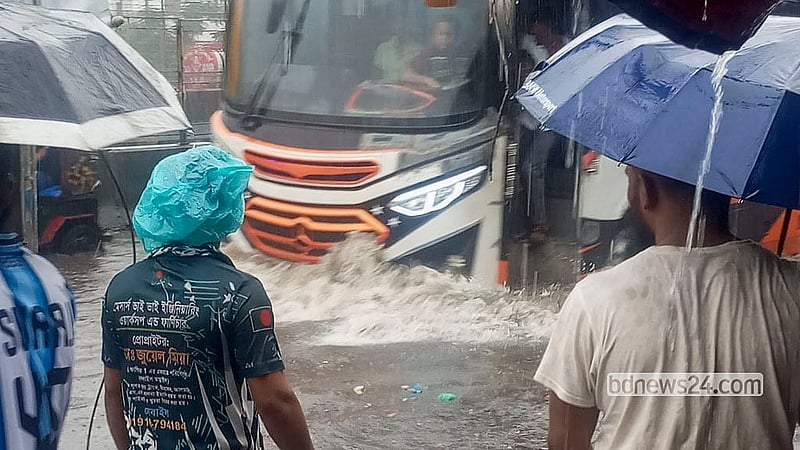 রোববার গভীর রাত থেকে বিরামহীন বৃষ্টিতে রাজধানীর শনির আখড়ায় তলিয়ে গেছে ঢাকা-চট্টগ্রাম মহাসড়ক। এর মধ্যেই চলছে যানবাহন, চরম ভোগান্তিতে পড়েছেন পথচারীরা