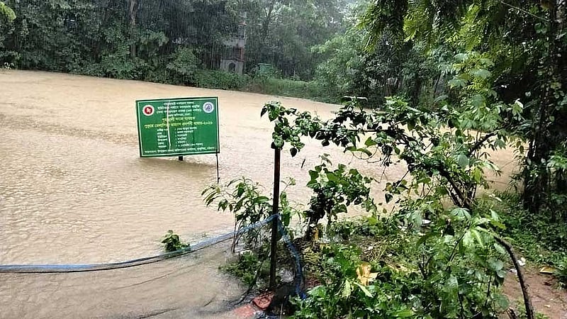 চট্টগ্রামের রাঙ্গুনিয়া উপজেলার জঙ্গল সরফভাটা এলাকায় মৎস্য বিভাগের প্রকল্পের আওতাধীন ৩০ শতকের একটি পুকুর পানিতে তলিয়ে গেছে। ছবি: মৎস্য অধিদপ্তর