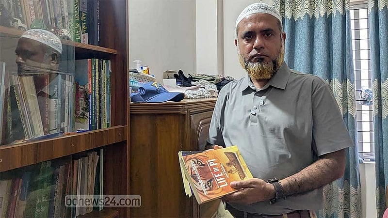 মাহতাবের বই হাতে বাবা মিনহাজ রহমান।
