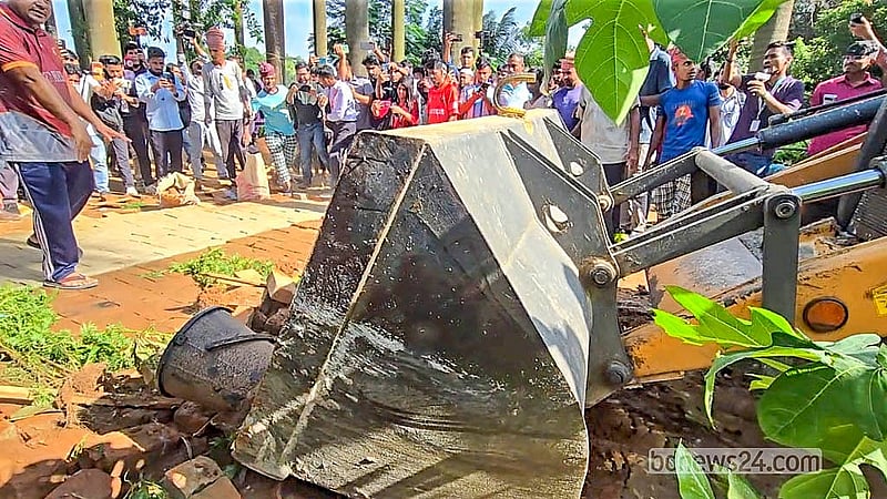 গণপূর্ত অধিদপ্তর, ঢাকা দক্ষিণ সিটি করপোরেশন (ডিএসসিসি), ঢাকা বিশ্ববিদ্যালয় কর্তৃপক্ষ ও ডিএমপির যৌথ অভিযানে সোহরাওয়ার্দী উদ্যান থেকে উচ্ছেদ করা হয় সব অবৈধ স্থাপনা