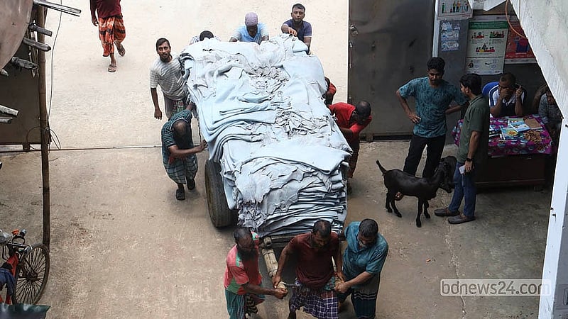 কোরবানির পশুর কাঁচা চামড়া প্রক্রিয়াজাত শেষে নিয়ে যাওয়া হচ্ছে আরেক জায়গায়