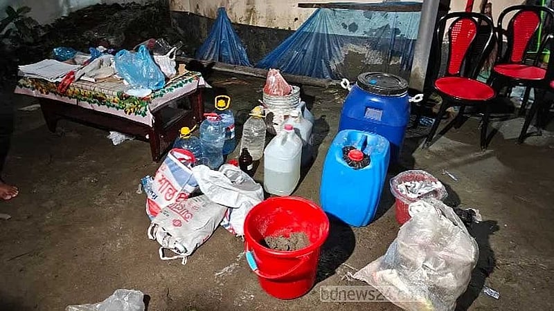 সাভারের শ্যামপুরে অভিযান চালিয়ে বোমা তৈরির এসব সরঞ্জাম উদ্ধারের কথা জানিয়েছে পুলিশ। 
