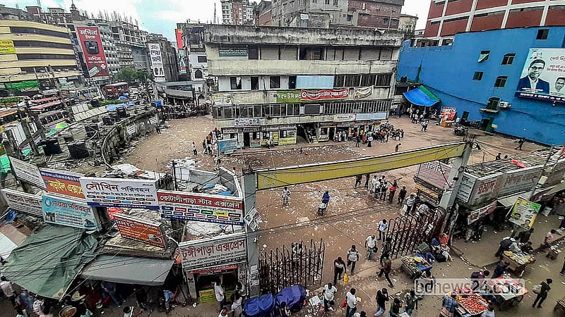 যানজট নিরসনের অংশ হিসেবে ফুলবাড়িয়া টার্মিনালে এখন আর কোনো বাস ঢুকছে না। বিআরটিসির টার্মিনালও এখন ফাঁকা
