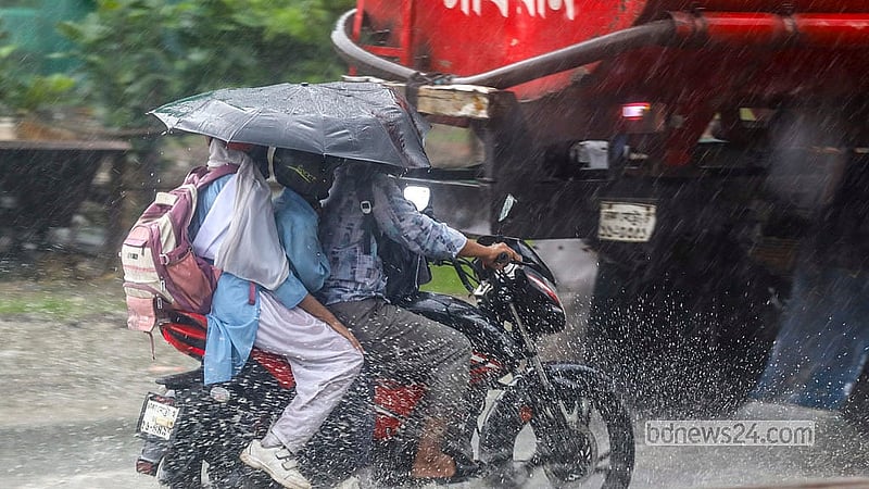 রাজধানীতে বৃহস্পতিবার দুপুরের বৃষ্টিতে ভোগান্তিতে পড়ে মানুষ
