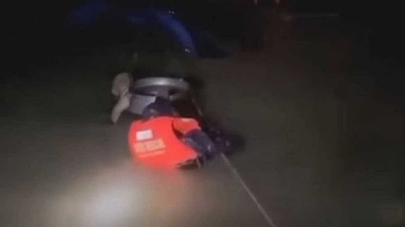বুক সমান পানিতে রশি বেঁধে ও মাথায় ছাতা ধরে শিশুটিকে নিরাপদে সরিয়ে নেওয়া হয়।