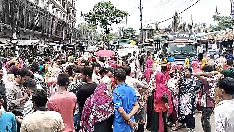 ক্ষতিপূরণসহ অন্যান্য পাওনার দাবিতে বুধবার সকালে আতুরার ডিপো এলাকায় সড়ক অবরোধ করে ‘ইত্যাদি জিনস লিমিটেড’ নামের একটি পোশাক কারখানার শ্রমিকরা। 