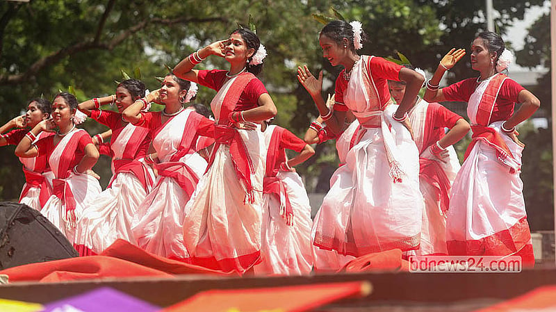 আন্তর্জাতিক আদিবাসী দিবস উপলক্ষ্যে কেন্দ্রীয় শহীদ মিনার প্রাঙ্গণে ‘বাংলাদেশ আদিবাসী ফোরামের’ অনুষ্ঠানে নৃত্য পরিবেশন করেন দেশের বিভিন্ন প্রান্তের আদিবাসীরা