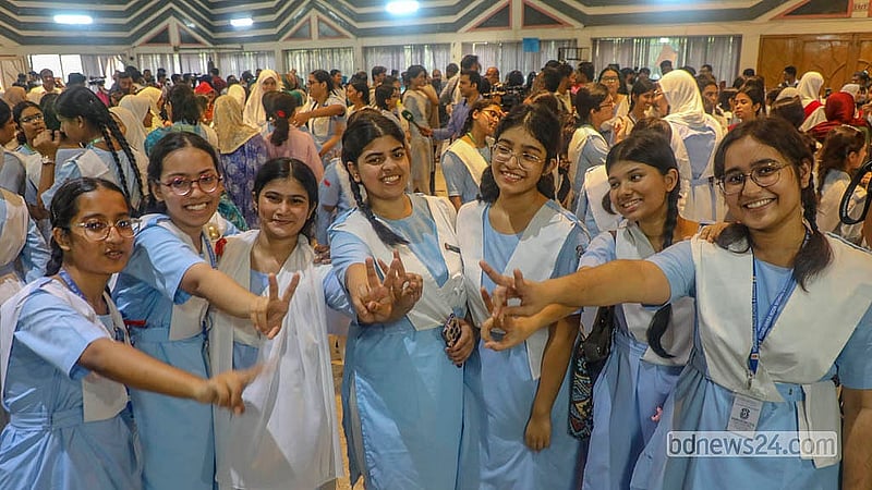 মাধ্যমিকে প্রত্যাশিত ফলের আনন্দে ভিকারুননিসা নূন স্কুল অ্যান্ড কলেজ শিক্ষার্থীদের বাঁধভাঙা উচ্ছ্বাস