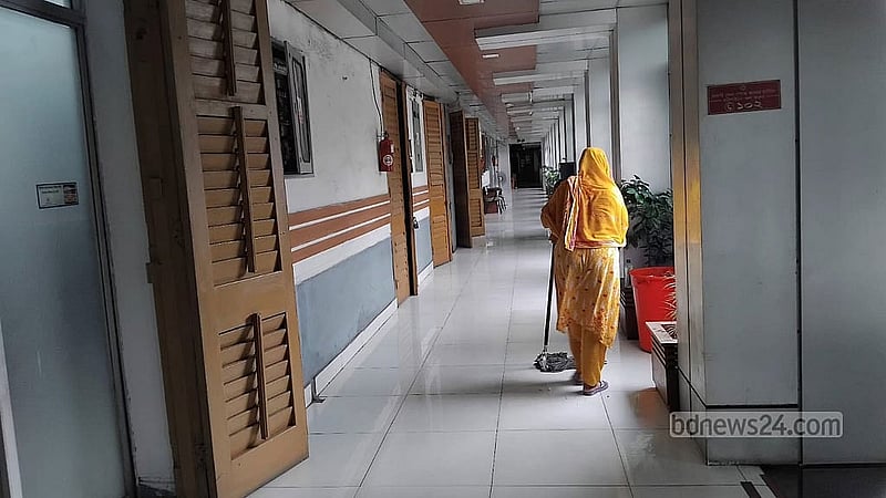 সচিবালয়ে ধর্ম মন্ত্রণালয়ে বৃহস্পতিবার সকাল ৯টা ১০ মিনিটে তখনও বড় কর্মকর্তাদের কেউ আসেননি। বারান্দায় ঝাড়ু দিচ্ছেন পরিচ্ছন্নতা কর্মী।