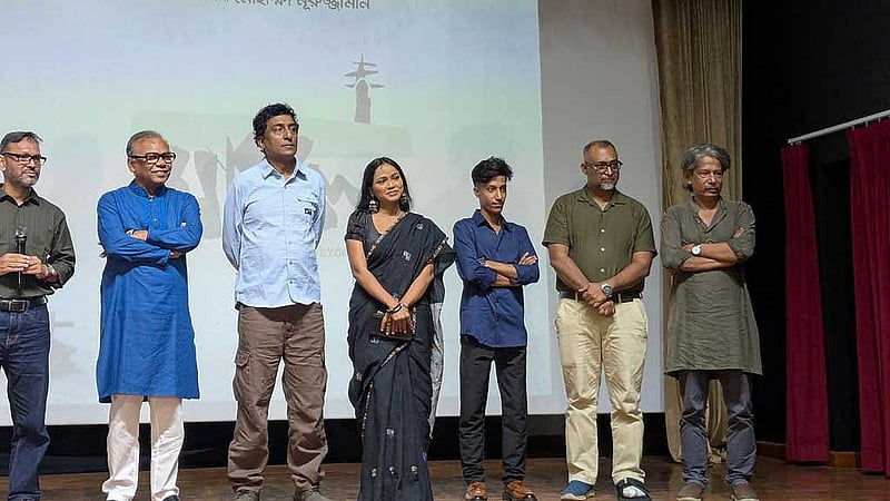 মাস্তুল' সিনেমার বিশেষ প্রদর্শনীতে নির্মাতা, অভিনয়শিল্পী ও কলাকুশলীরা। 