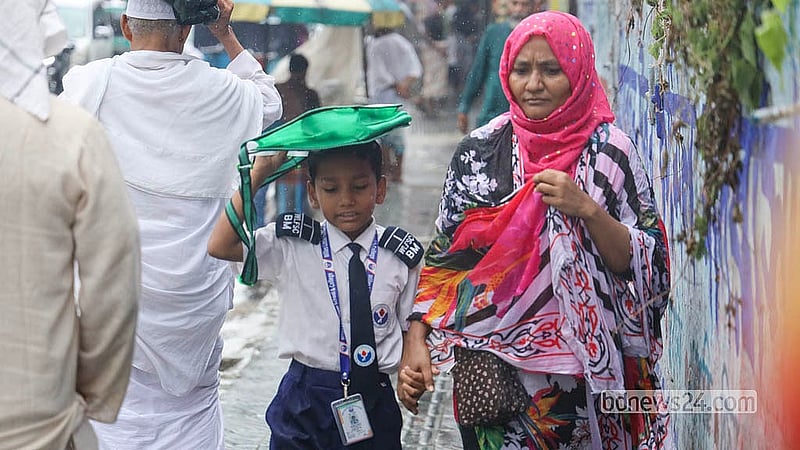 বৃষ্টির মধ্যেই বুধবার মার সঙ্গে বাসায় ফেরেন রাজধানীর কাকরাইলের উইলস লিটল ফ্লাওয়ার স্কুল অ্যান্ড কলেজের এক শিক্ষার্থী