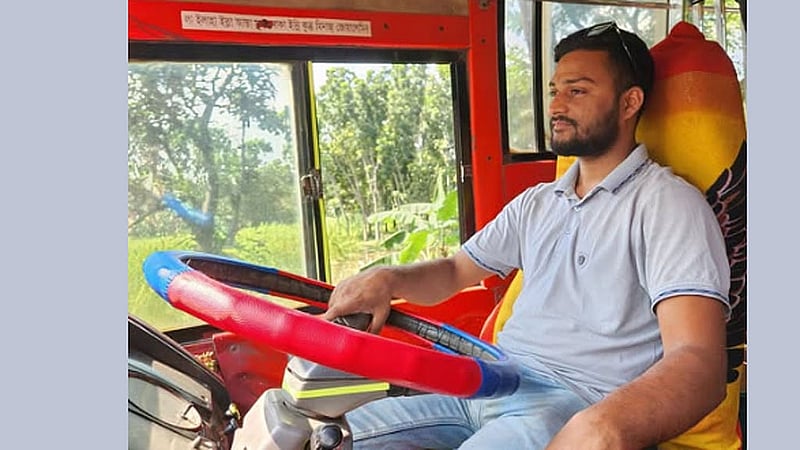 বাসের চালক কোয়েল। ফেইসবুকে তিনি ‘অস্থির কোয়েল’ নামে পরিচিত।