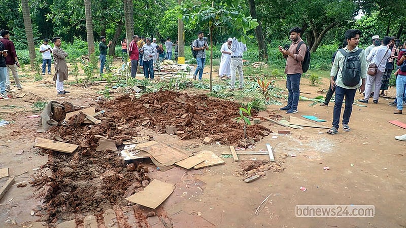 সোহরাওয়ার্দী উদ্যানে উচ্ছেদ অভিযানের সময় সেখানে উৎসুক মানুষের ভিড়
