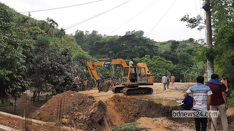জঙ্গল ছলিমপুরের আলীনগর এলাকায় আইনশৃঙ্খলা বাহিনীর অভিযান ঠেকাতে কয়েকটি স্থানে সড়ক কেটে প্রতিবন্ধকতা তৈরি করা হয়