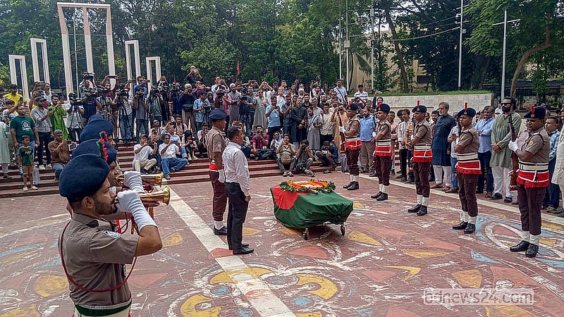 কেন্দ্রীয় শহীদ মিনারে মঙ্গলবার বরেণ্য শিল্পী মুস্তাফা মনোয়ারকে গার্ড অব অনার দেওয়া হয়