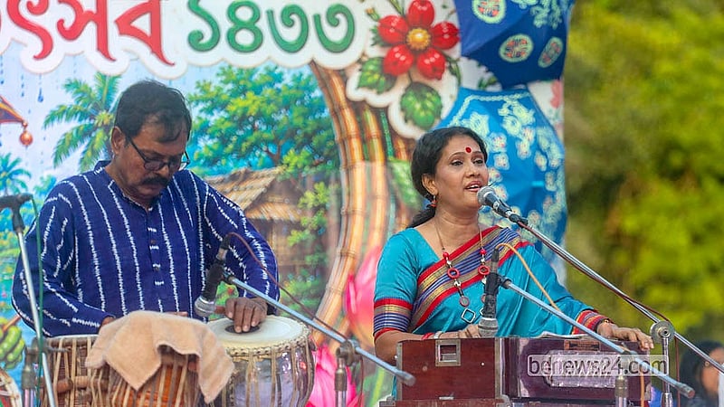 ধানমন্ডির রবীন্দ্র সরোবরের মুক্তমঞ্চে বর্ষামঙ্গল উৎসবে গান পরিবেশন করছেন এক শিল্পী