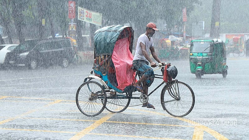 বৃষ্টিতে ভিজে যাত্রী নিয়ে ছুটছে রিকশা। ঢাকা বিশ্ববিদ্যালয় এলাকা থেকে তোলা