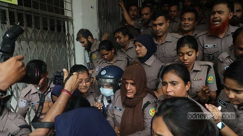 দণ্ডিত স্বপ্না আক্তারকে রায়ের পর কারাগারে নেওয়া হচ্ছে।